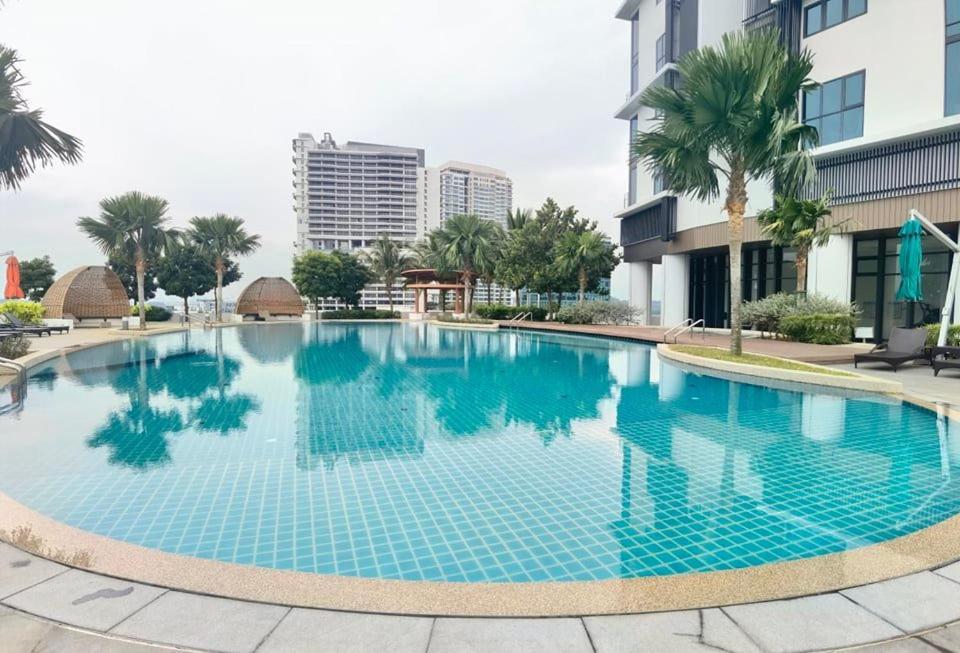 1519 Almas Suites Seaview Sunrise Netflix By Stay Nusajaya  Exterior photo